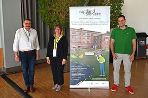 Auf dem Bild zu sehen sind Dr. Bernd Grünler (INNOVENT e.V., links), Fabian Schreiber (TITV e.V., rechts) und Gisela Philipsenburg (Referatsleiterin für regionale nachhaltige Innovationsinitiativen)