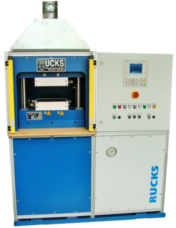 The heatable panel press from the company Rucks GmbH is shown.