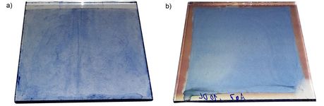 Bekeimung: Verwendung einer klassischen Pd-Bekeimung (a) und einer CCVD-Bekeimung mit Ag-Nanopartikeln (b) für die stromlose Abscheidung von Preußisch Blau 