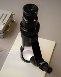 Hand-Mikroskop zur Untersuchung der Eindringspur