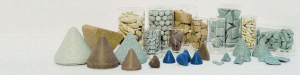A selection of different grinding elements (chips) is shown.