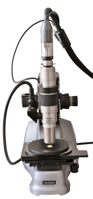 VH-Z500R Zoomobjektiv 500 - 5000 fache Vergrößerung, mit montierter CCD-Kamera