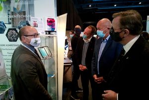 Minister-president Bodo Ramelow (DIE LINKE) asks about the air purifier developed by INNOVENT