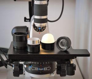 The picture shows different illumination adapters for the zoom lens (20-200×).