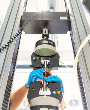 Picture of a tensile test with pneumatic grips on a universal testing machine