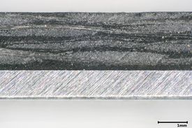 Die Abbildung zeigt einen Querschnitt eines Aluminium-Organoblech-Verbundes.