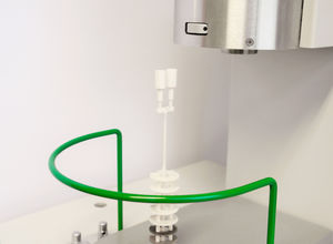 The device STA 449 C (Netzsch) with DTA-sample holders and opened furnace is shown.