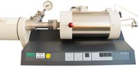 Abbildung des Dilatometers Netzsch DIL 402 C (RT bis 1600 °C) mit geschlossenem Ofen.