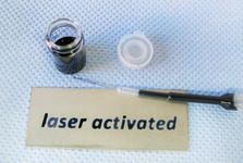 Ein mittels Laser aktivierter Bereich auf einem Edelstahlblech wird durch Testtinte deutlich sichtbar gemacht