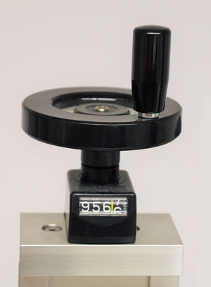 The handwheel and counter for mechanical height adjustment of the laser for focusing is shown.