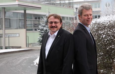 The two managing directors of INNOVENT Dr. Bernd Gruenler and Dr. Arnd Schimanski in front of the INNOVENT building