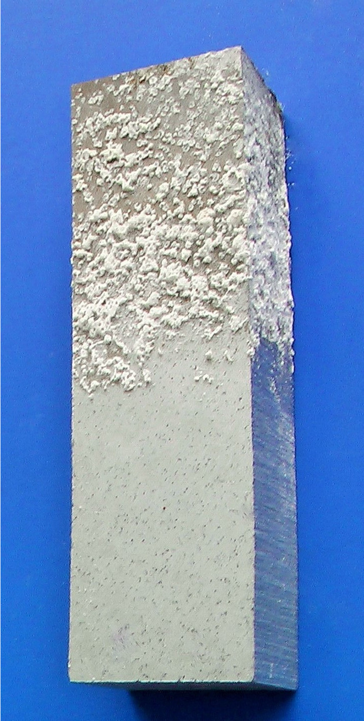 Die Aluminiumlegierung ist dargestellt, wobei der untere Teil des Körpers chemisch gereinigt wurde.