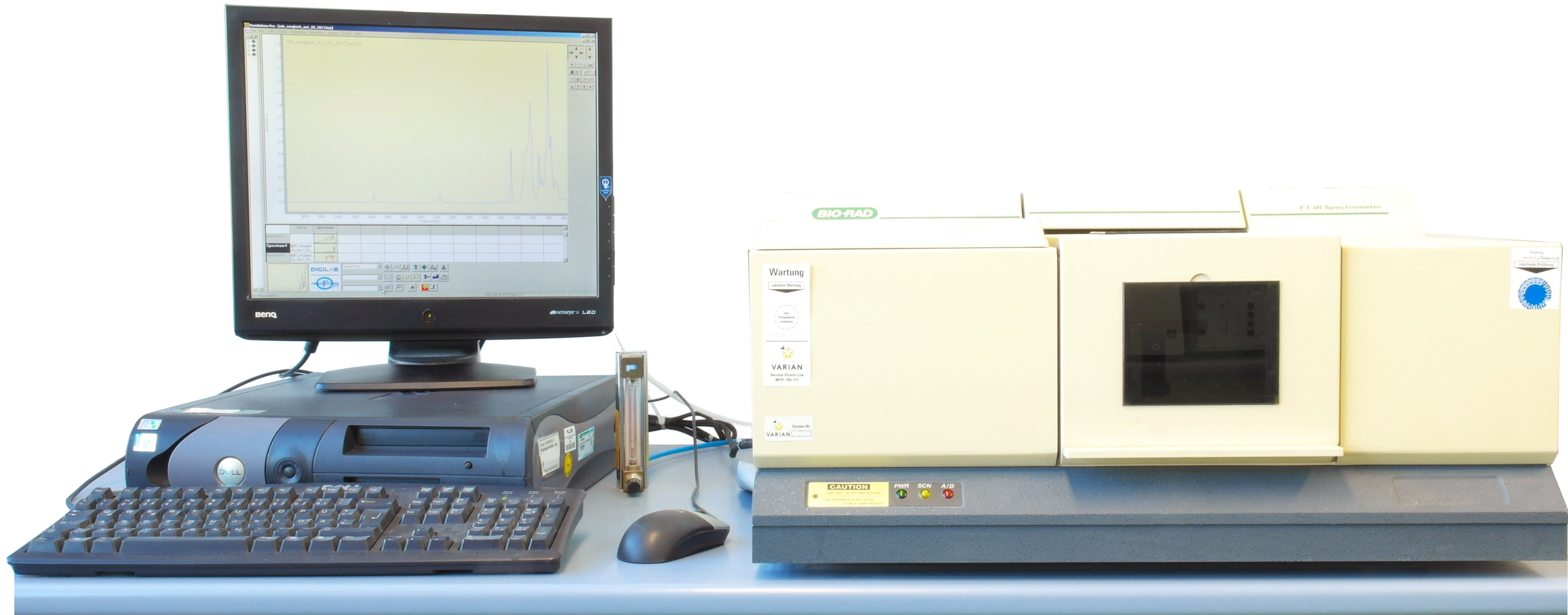 Abgebildet ist FT-IR-Arbeitsplatz mit dem Spektrometer FTS 175.