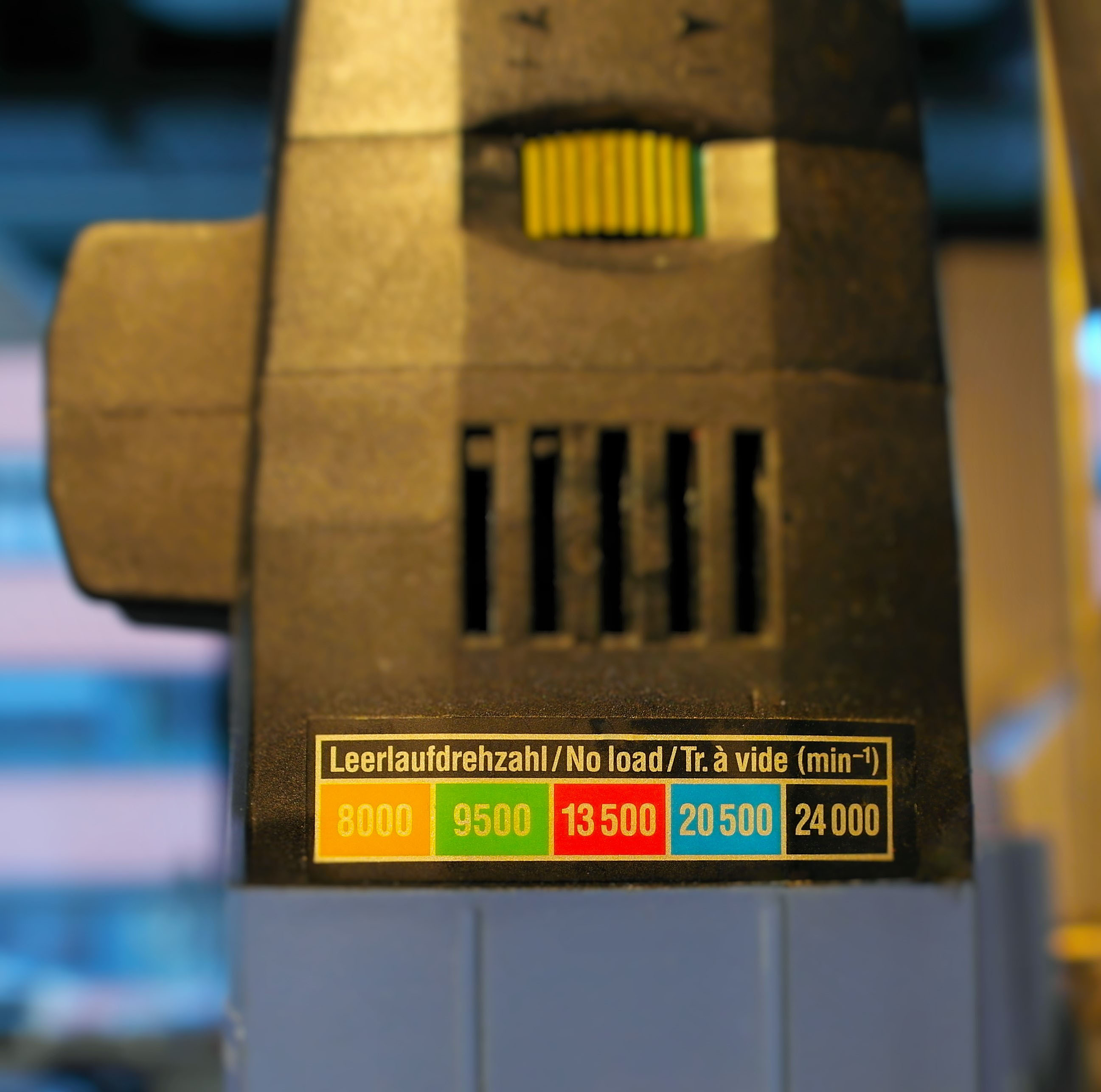 Die Abbildung zeigt einen Dispergator T25 basic. Im Detail ist die farbcodierte Drehzahltabelle zu sehen. Oberhalb der Drehzahltabelle befindet sich ein Lüftungsgitter und darüber ein farbcodiertes Einstellrad für die Drehzahl.