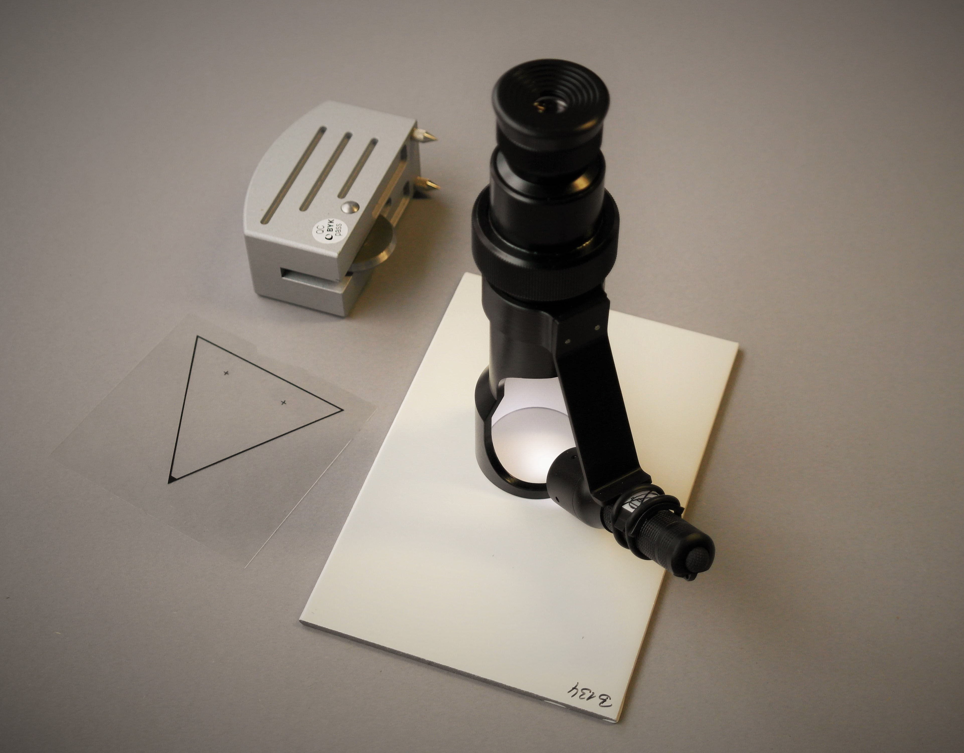 Hand-Mikroskop zur Untersuchung der Eindringspur