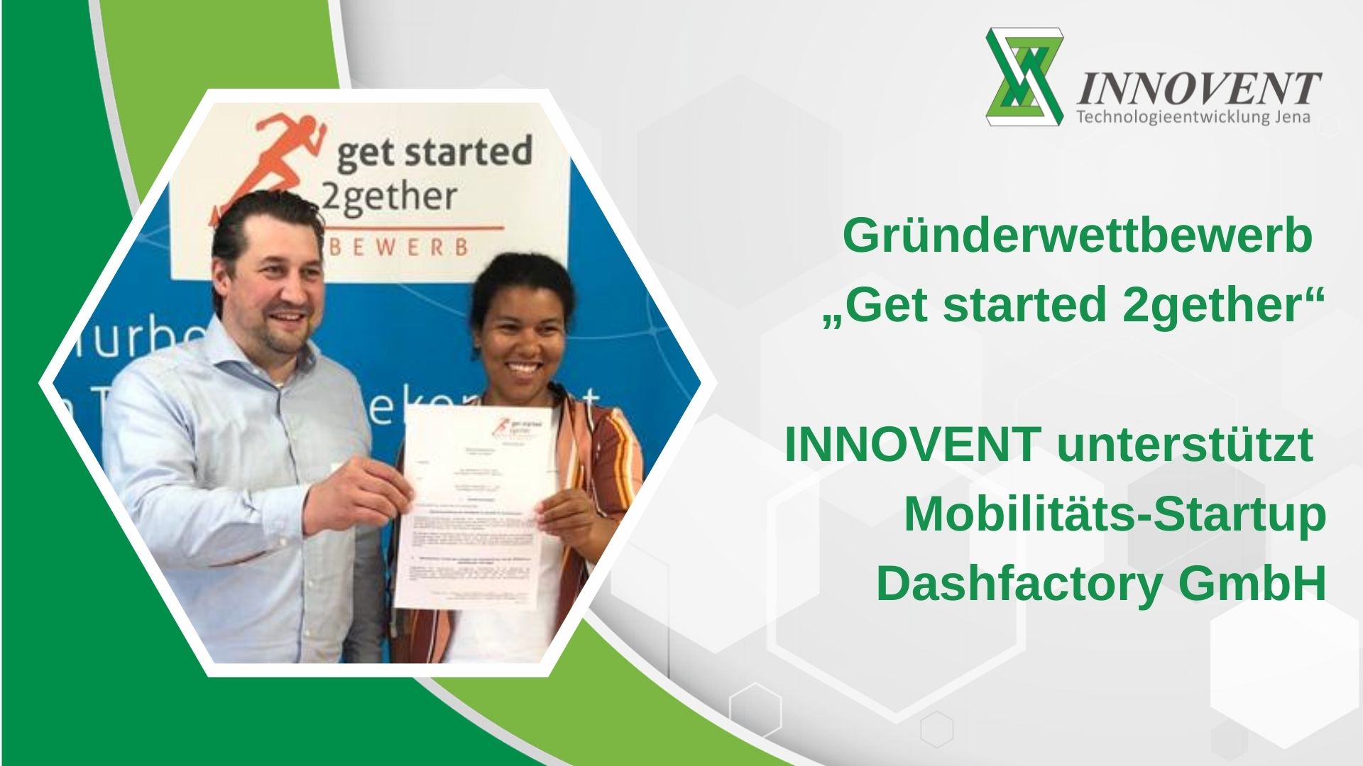 Der Leiter des Bereichs MOS von INNOVENT e.V. überreicht einen Kooperationsvertrag an das Gründer-Team der Dashfactory GmbH.
